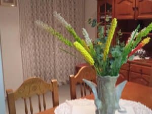 Comedor con mesa y flores