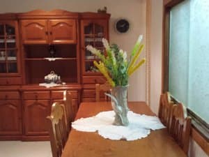 Comedor con aparador de madera y mesa