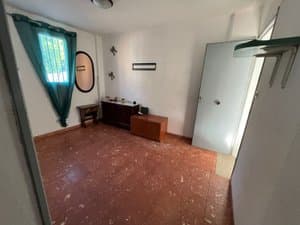Sala con mueble bajo y ventana