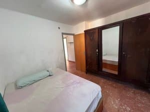 Dormitorio con cama y armario con espejo