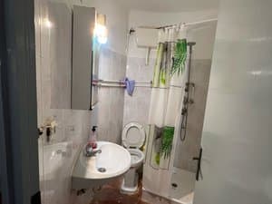 Baño con ducha y cortina