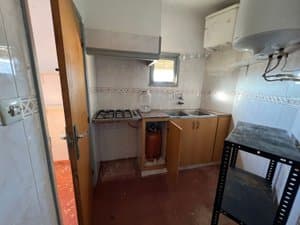 Cocina con placa de gas y termo