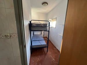 Dormitorio pequeño con litera