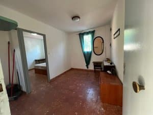 Pasillo con puertas a las habitaciones
