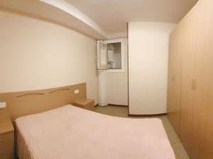 Dormitorio con cama de matrimonio y armario empotrado