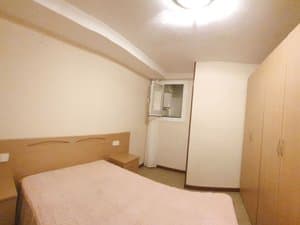 Dormitorio con cama y ventana