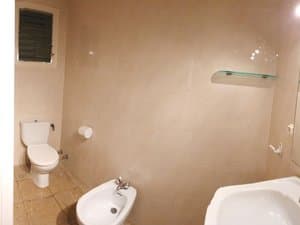 Baño con inodoro, bidé y lavabo