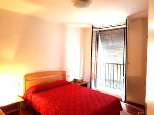 Dormitorio con cama de matrimonio y salida al balcón