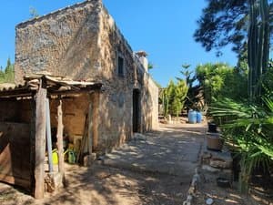 Casa de piedra con porche de madera
