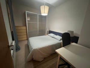 Habitación con armario de puertas correderas