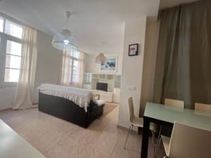 Sala de estar con sofá y mesa de comedor