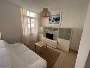 Sala de estar con sofá y mueble de televisión