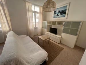 Sala de estar con televisor y cuadro