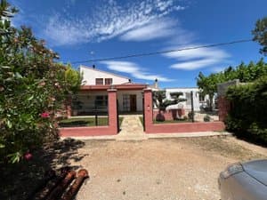 Entrada a la finca con muro y puerta