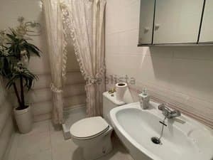 Baño con ducha, inodoro y lavabo