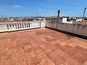 Terraza superior con balaustrada y vistas al pueblo