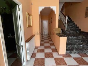 Pasillo con arco y escalera