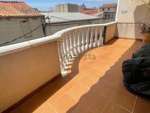 Balcón con balaustrada blanca