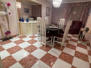 Comedor con mesa y sillas blancas