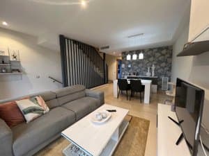 Salón con sofá y televisor