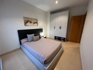 Dormitorio con cama de matrimonio y armario blanco