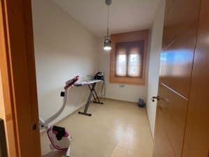 Habitación con bicicleta estática y ventana