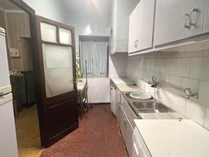Cocina con muebles blancos y fregadero