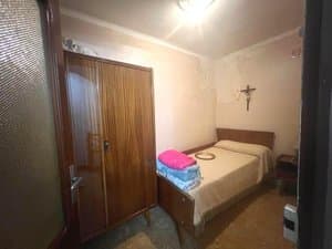 Dormitorio con cama de matrimonio y armario