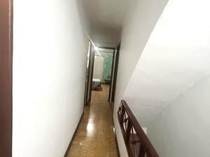 Pasillo con barandilla de escalera