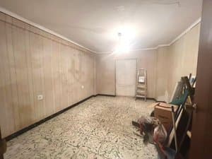Estancia amplia con paredes de madera