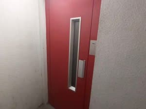 Puerta del ascensor del garaje