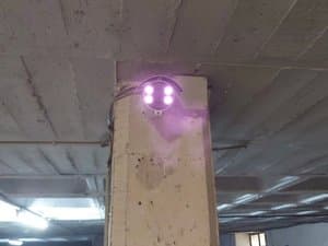 Cámara de seguridad en una columna