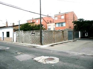 Solar en esquina cerrado con muro de bloques
