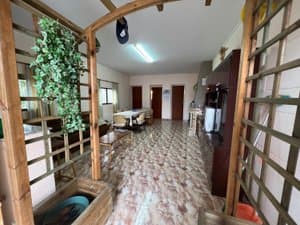 Entrada con celosía de madera y salón al fondo