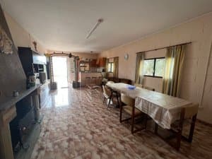 Comedor con chimenea y mesa larga