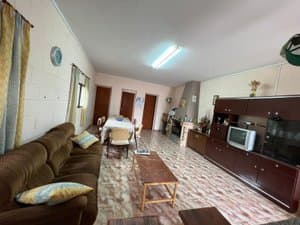 Salón con sofá y mueble de madera