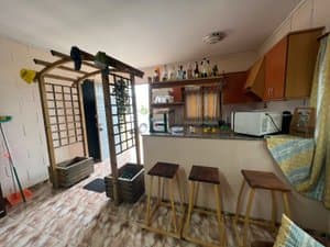 Cocina abierta con barra y taburetes