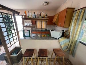 Barra de cocina con microondas