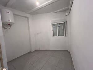 Espacio vacío con ventana y termo