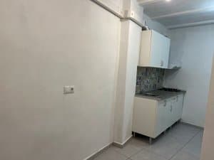 Zona de cocina con muebles blancos