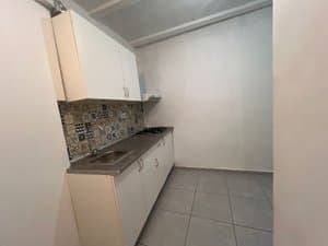Cocina con fregadero y azulejos decorados