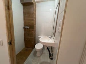 Baño con ducha, lavabo e inodoro