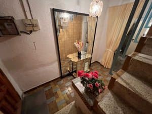 Recibidor con escalera y espejo