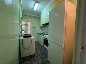 Cocina con frigorífico y lavadora