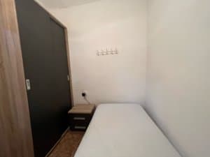 Dormitorio con cama y armario empotrado