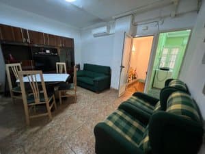 Salón comedor con mesa y sofás
