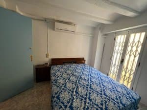 Dormitorio con cama de matrimonio y salida al balcón