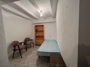 Dormitorio con cama y butacas