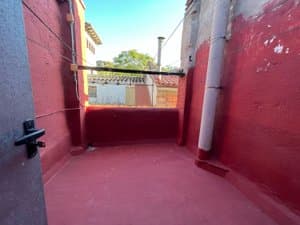 Terraza con paredes rojas