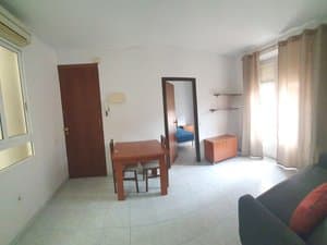 Salón comedor con mesa de madera y puerta